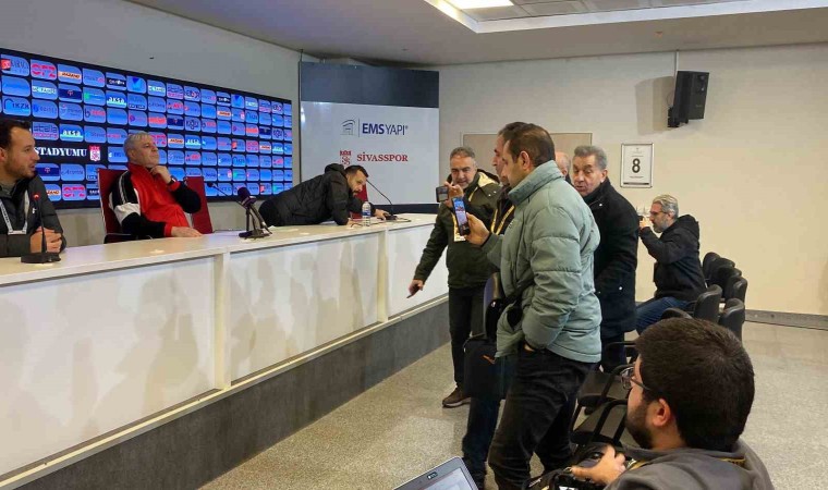 Sivasta basın mensuplarından Sumudicaya protesto