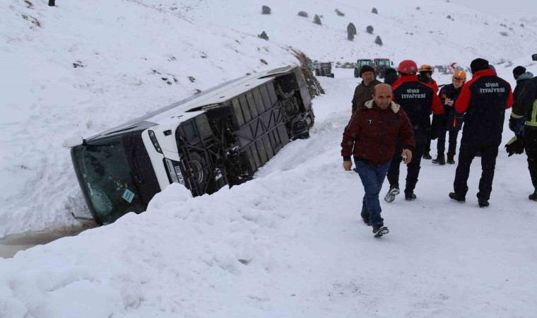 Sivasta cenaze yakınlarını taşıyan otobüs devrildi: 20 yaralı