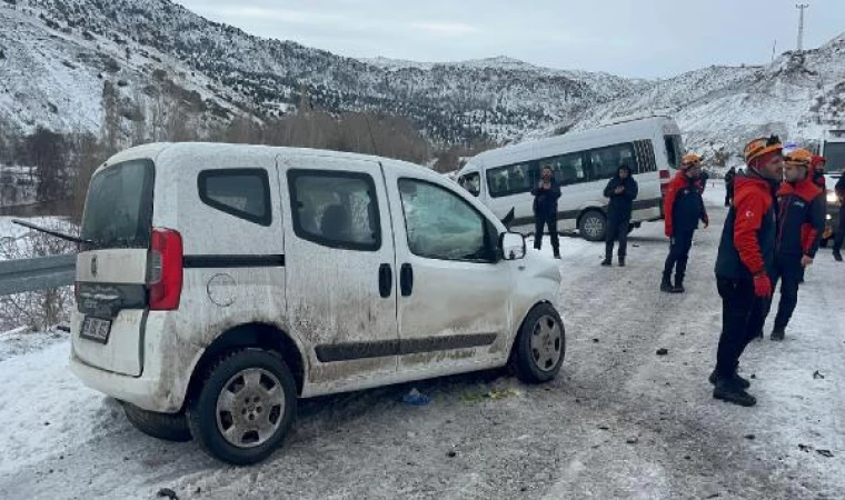 Sivas’ta hafif ticari araç ile yolcu minibüsü çarpıştı: 26 yaralı