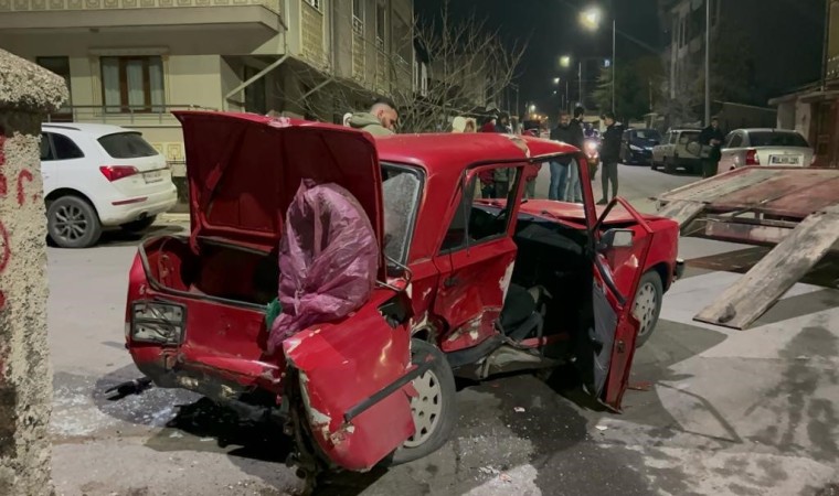 Sivasta otomobiller çarpıştı: 1i ağır 5 yaralı