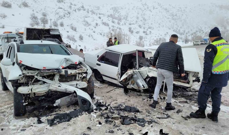 Sivasta otomobiller kafa kafaya çarpıştı: 1 ölü, 6 yaralı