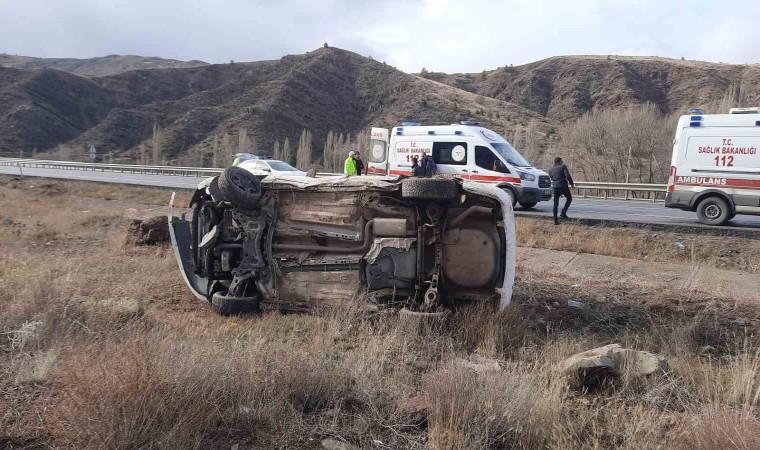 Sivasta virajı alamayan otomobil yan yattı: 2 yaralı