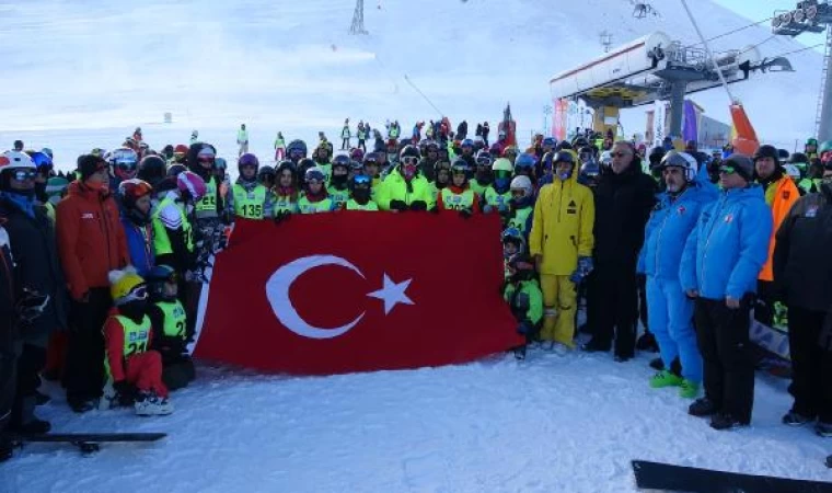 Snowboardcılar Palandöken’de şehitleri andı