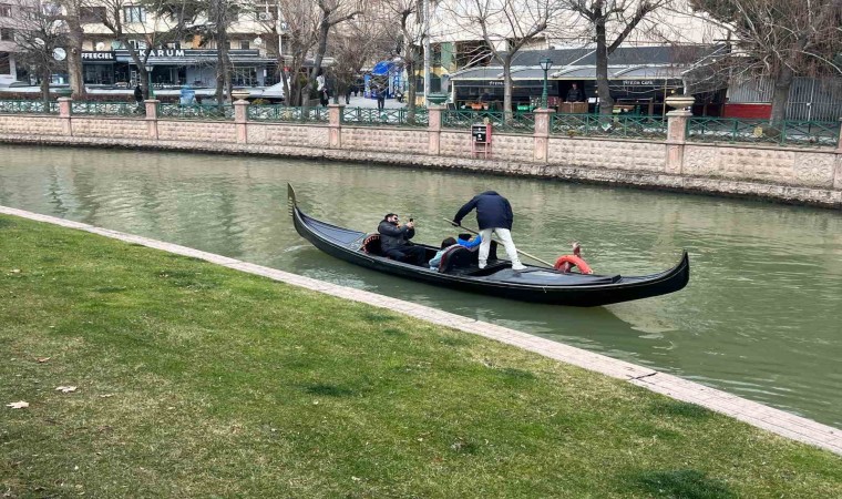 Soğuk hava gondol keyfini engellemiyor