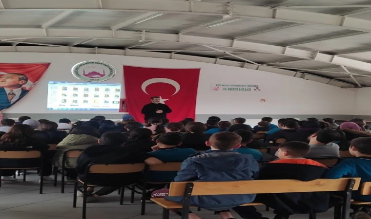 Sokak hayvanlarına dikkat çekmek için ücretsiz seminerler veriyor