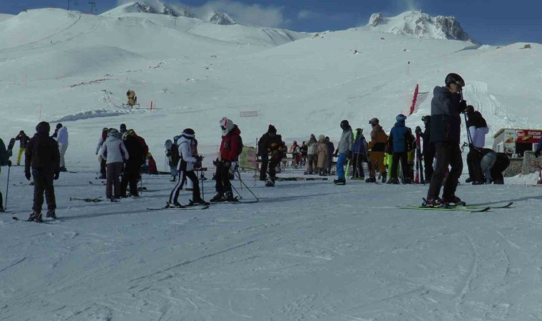 Sömestiri fırsat bilen kayakçılar Erciyesi doldurdu