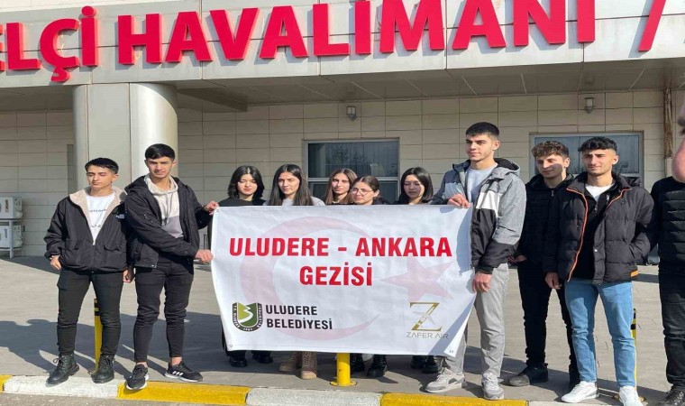 Sosyal medyadan geziye gitmek istediklerini bildiren öğrenciler, Ankaraya gönderildi