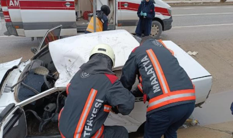 Su tahliye kanalına devrilen otomobilin sürücüsü yaralandı