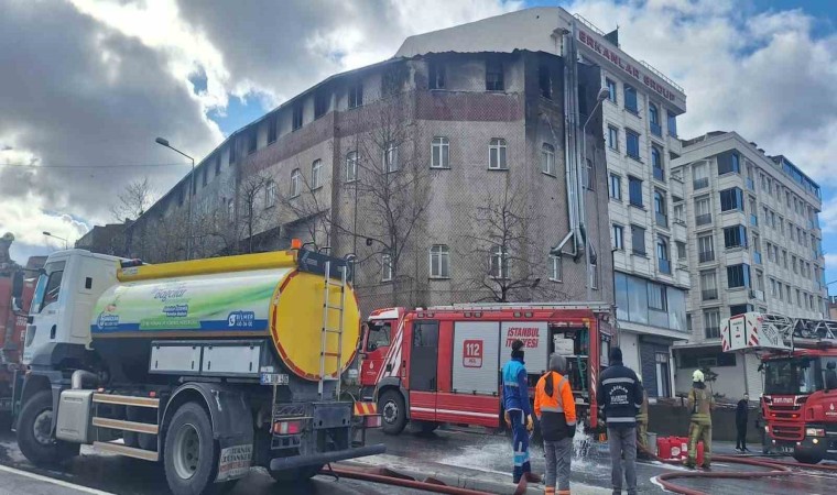 Sultangazide 1 saat arayla çıkan yangında ayakkabı atölyesi alevlere teslim oldu