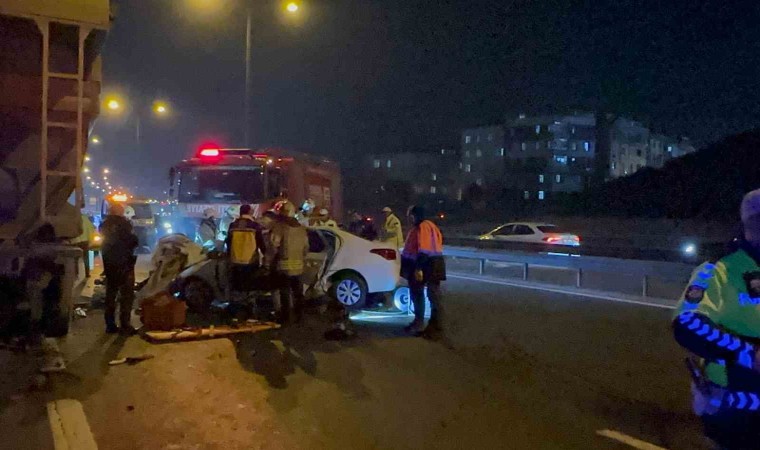 Sultangazide makas atan araç yol kenarındaki dampere çarptı: 1 ölü, 2 yaralı