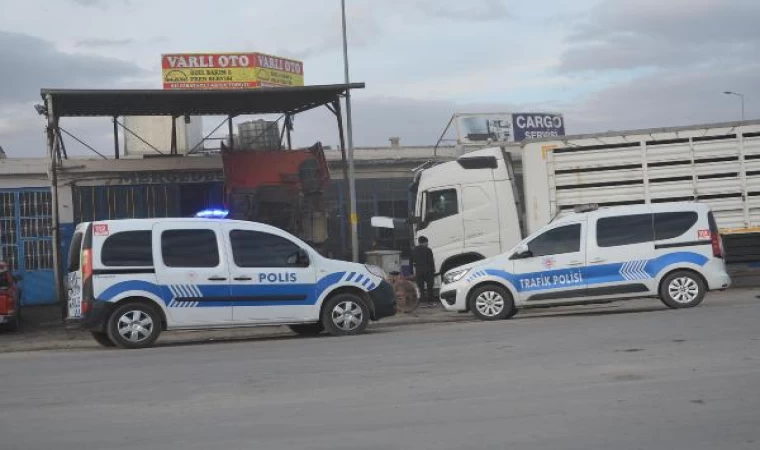 Tamir ettiği TIR’ın altında kalan usta öldü