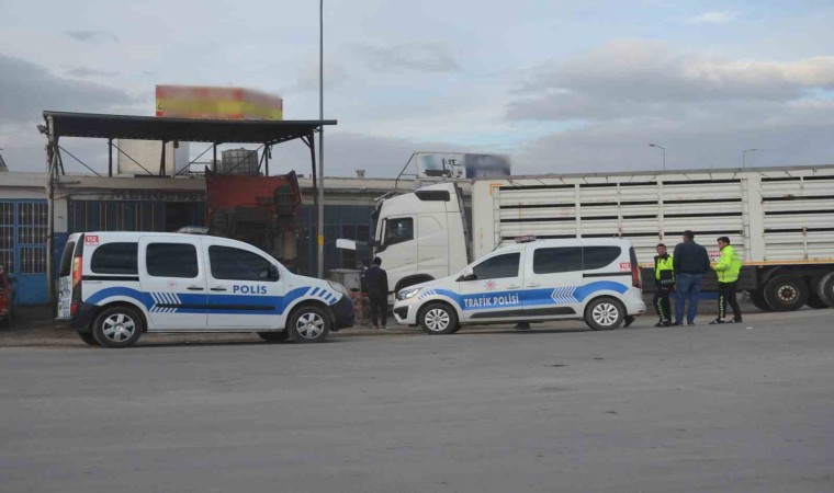 Tamir ettiği tırın kabininin altında kalan usta hayatını kaybetti