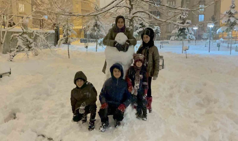 Tatvanlı çocukların kartopu ve kardan adam keyfi