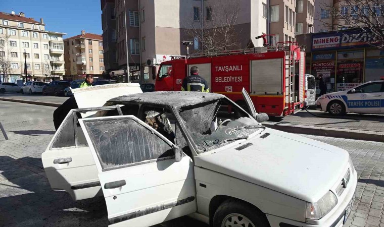 Tavşanlıda park halindeki otomobil alev aldı