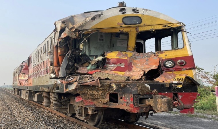 Taylandda yolcu treni hemzemin geçitteki vince çarptı: 1 ölü, 5 yaralı