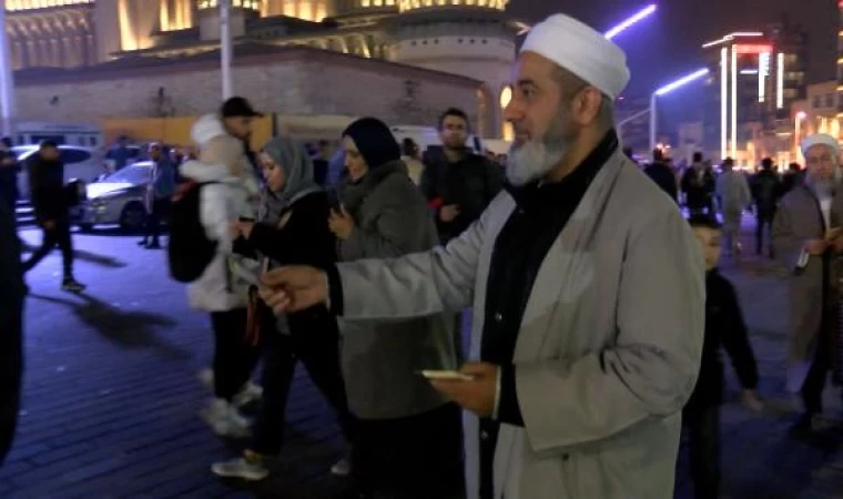 Tebliğciler, Taksim Meydanında bildiri dağıttı