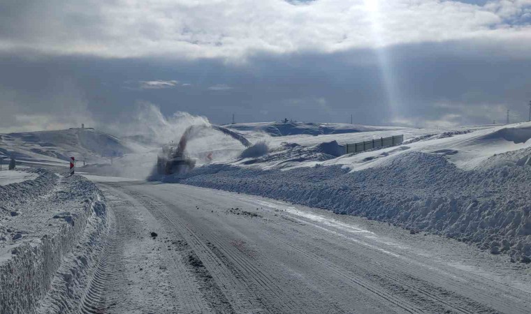 Tendürek Geçidi ulaşıma açıldı