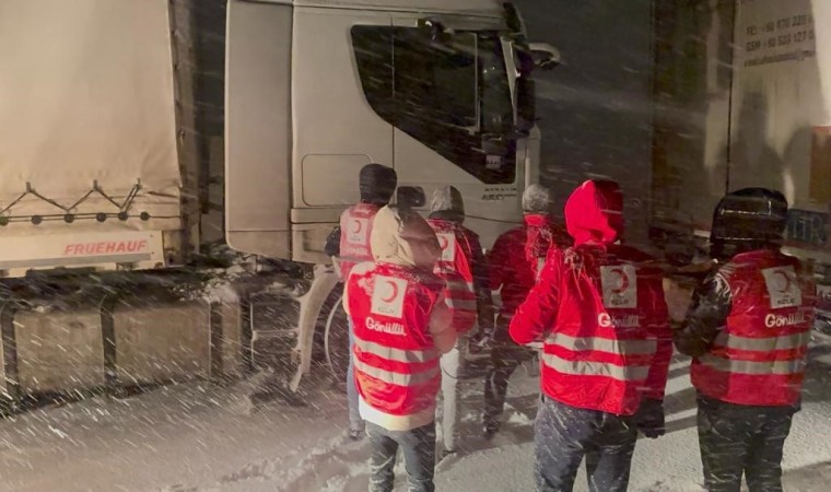 Tendürek Geçidinde bekleyen tır sürücülerine Kızılaydan kumanya