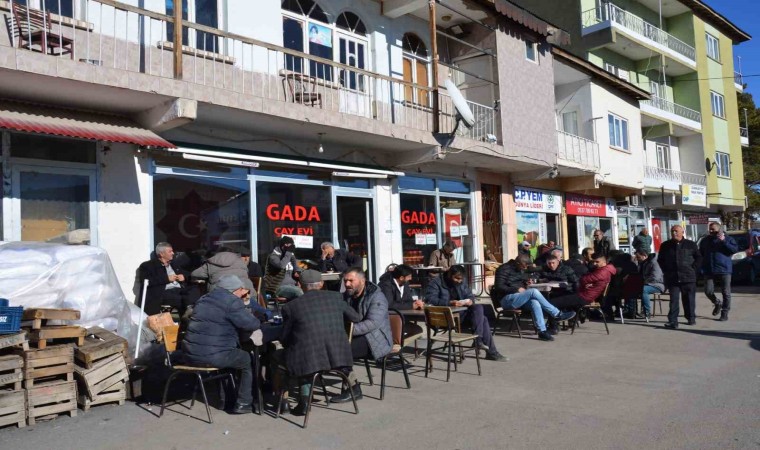 Tercanda zemheri ayında vatandaşlar güneşli havanın tadını çıkarıyor