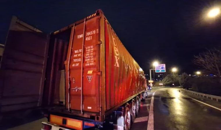 TIR yangınına müdahale eden itfaiye eri, basınç patlamasıyla yaralandı