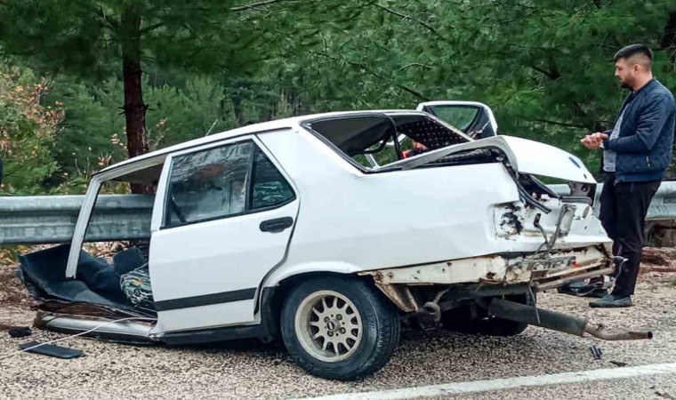 Tırla çarpışan Tofaş ortadan ikiye ayrıldı: 1i ağır 2 yaralı