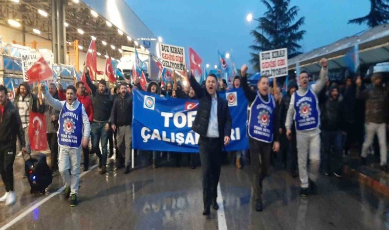 Tofaş işçisi yağmur çamur demeden nöbete devam ediyor