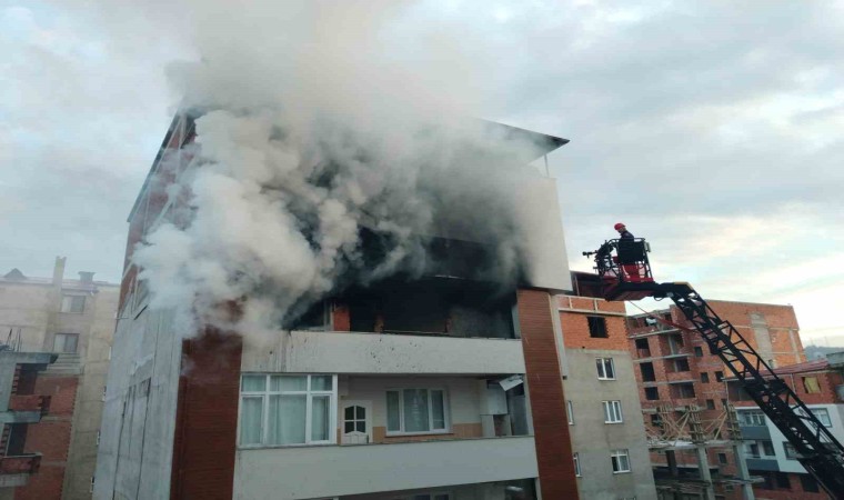 Trabzonda apartman dairesindeki yangın korkuttu