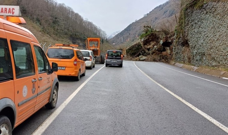 Trabzonda heyelan nedeniyle Santa Yolu ulaşıma kapandı