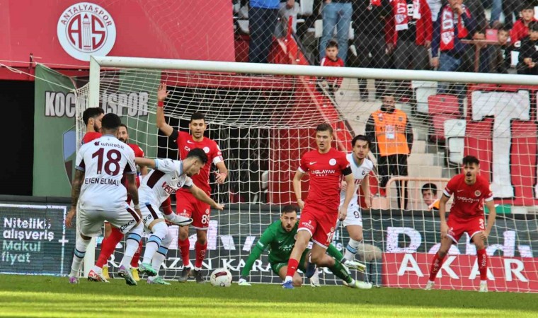 Trendyol Süper Lig: Antalyaspor: 0 - Trabzonspor: 1 (İlk yarı)