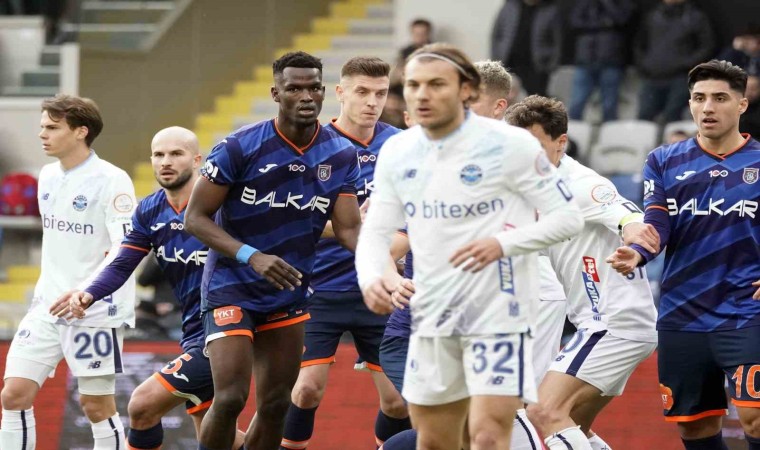 Trendyol Süper Lig: Başakşehir: 0 - Adana Demirspor: 0 (İlk yarı)