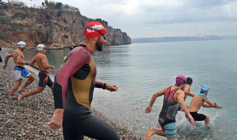 Triatloncular deniz kirliliğine ‘dur demek için denize girdiler