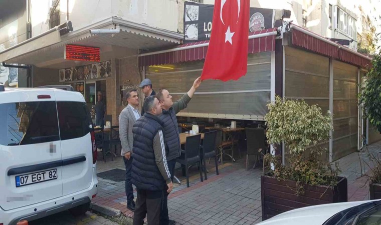 Türk bayrağını bıçakla kesen şahıs, önce güvenlik kameralarına sonra polise yakalandı