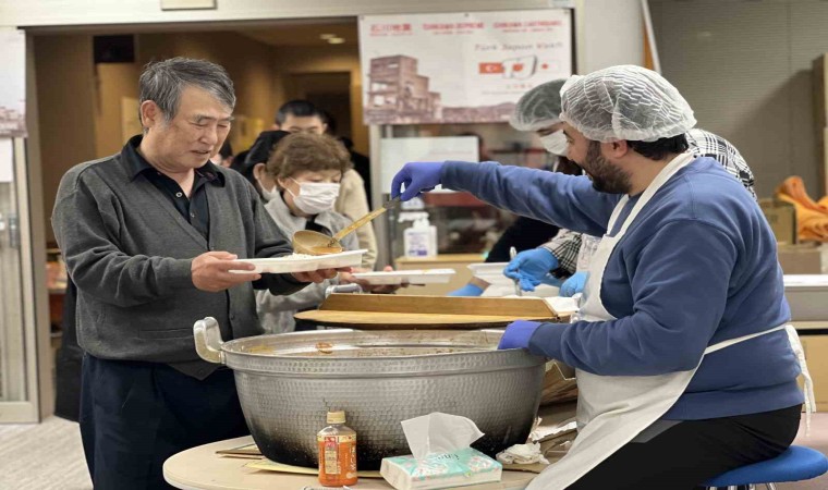 Türk sivil toplum kuruluşlarından Japonyadaki depremzedelere sıcak yemek dağıtımı