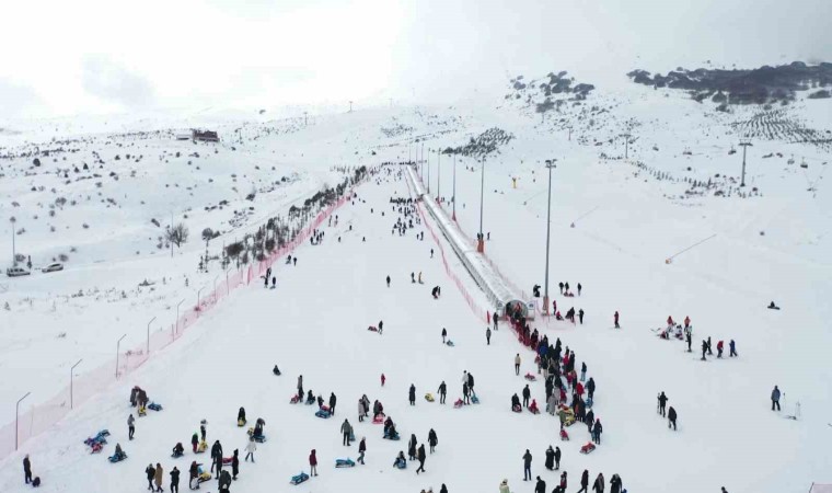 Türkiyenin en ekonomik kayak merkezi, vatandaşların akınına uğradı