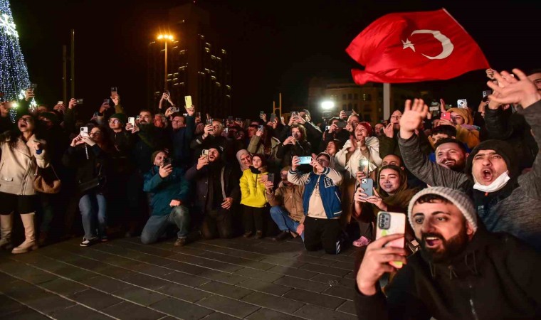 Türkiyenin ilk uzay yolculuğunu vatandaşlar heyecanla takip etti