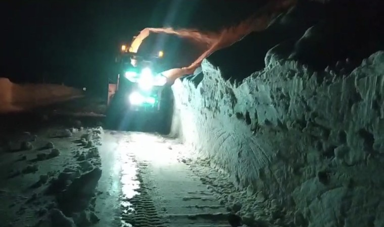 Turuncu elbiseliler gece iş başında: 3 metrelik karlı yolu açma çalışması