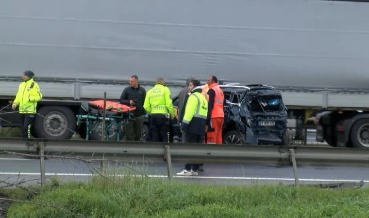 Tuzla’da lastiği patlayan TIR emniyet şeridindeki otomobile çarptı