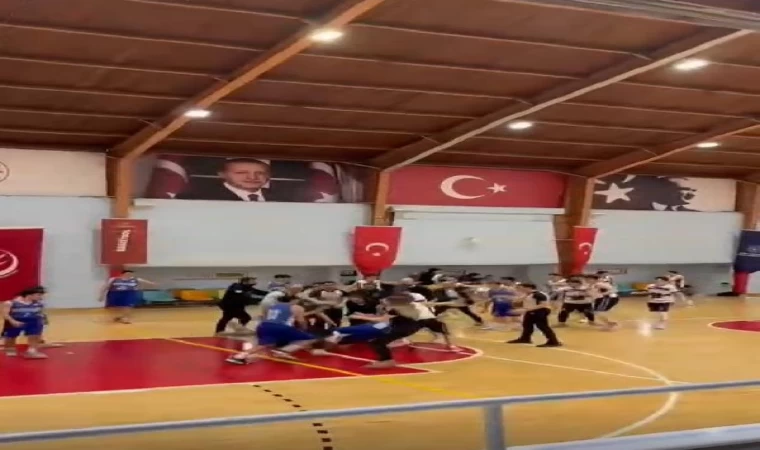 U16 karşılaşmasında basket sahası boks ringine döndü; 1 oyuncunun dişleri kırıldı