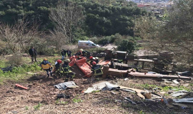 Uçuruma yuvarlanan vinç yüklü kamyon paramparça oldu: 1 ölü