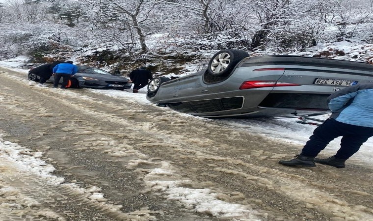 Uludağ yolu çarpışan otomobil pistine döndü, kimileri mahsur kaldı