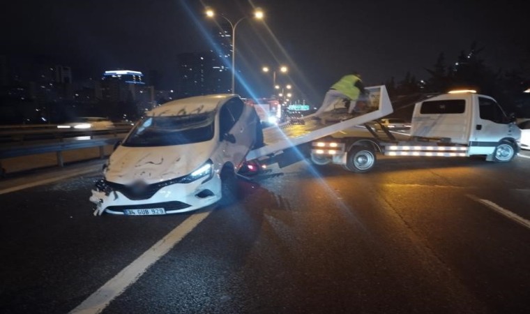 Ümraniyede seyir halindeki otomobil önündeki araca çarpıp takla attı: 1 yaralı