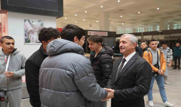 Umreden dönen öğrencilere coşkulu karşılama