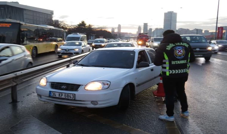 Üsküdar’da çakar ve emniyet şeridi denetimi