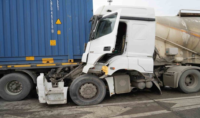 Uyuya kalan beton mikseri şoförü, gişelerde tıra arkadan çarptı: 2 yaralı