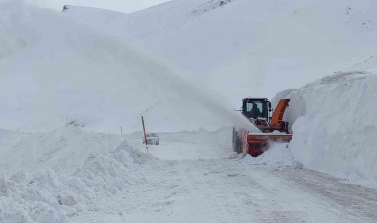 Van-Bahçesaray Karabet Geçidinde kar kalınlığı 2 metre 64 santimetreye ulaştı