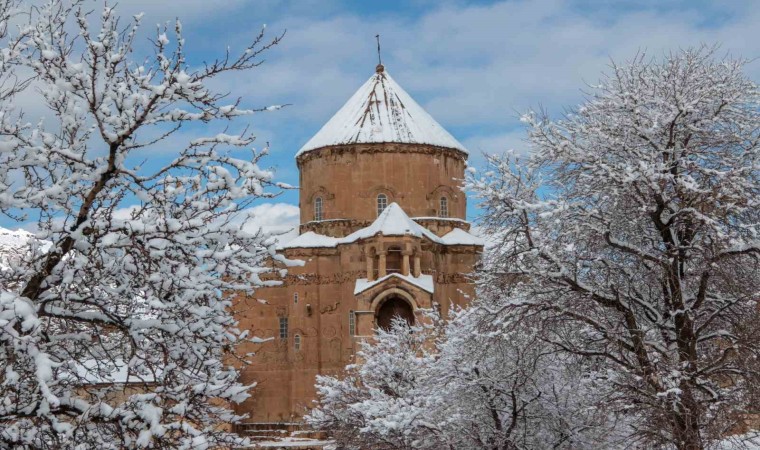 Van Büyükşehir Belediyesi kursiyerler Akdamar Adasını fotoğrafladı