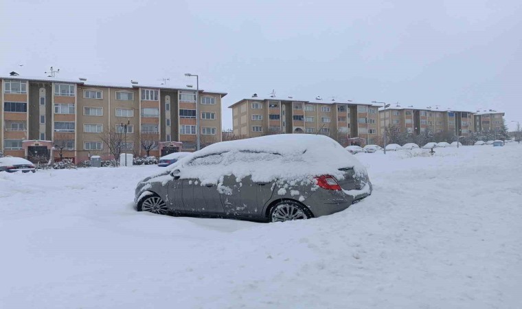 Van kar hapsinde: 671 yerleşim yerinin yolu ulaşıma kapandı