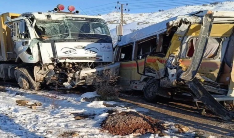 Vanda kamyon ile minibüs çarpıştı: 11 yaralı