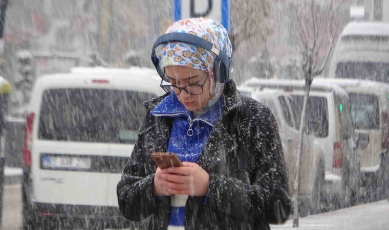 Vanda kar yağışı: 429 yol kapandı, uçak seferleri rötar yaptı