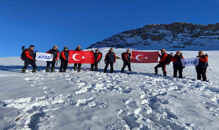 Vanda Sarıkamış şehitleri Erek Dağının zirvesinde anıldı